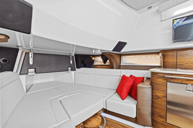 Slide: The Image of Boston Whaler 420 Outrage 2026 - 39