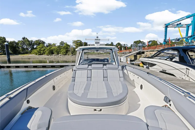 Slide: The Image of Boston Whaler 420 Outrage 2026 - 54