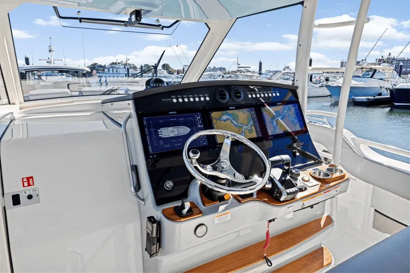 Slide: The Image of Boston Whaler 420 Outrage 2026 - 28