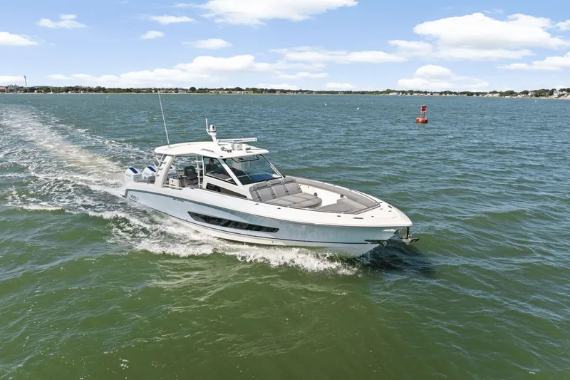 Slide: The Image of Boston Whaler 420 Outrage 2026 - 58