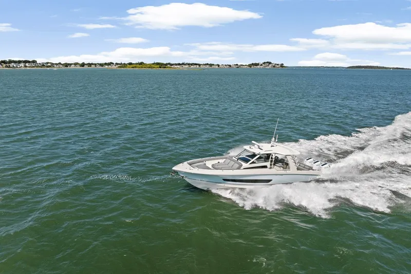 Slide: The Image of Boston Whaler 420 Outrage 2026 - 75