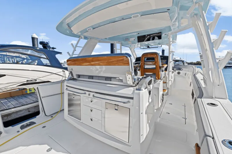 Slide: The Image of Boston Whaler 420 Outrage 2026 - 16