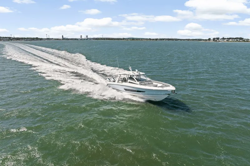 Slide: The Image of Boston Whaler 420 Outrage 2026 - 67