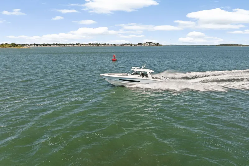 Slide: The Image of Boston Whaler 420 Outrage 2026 - 71