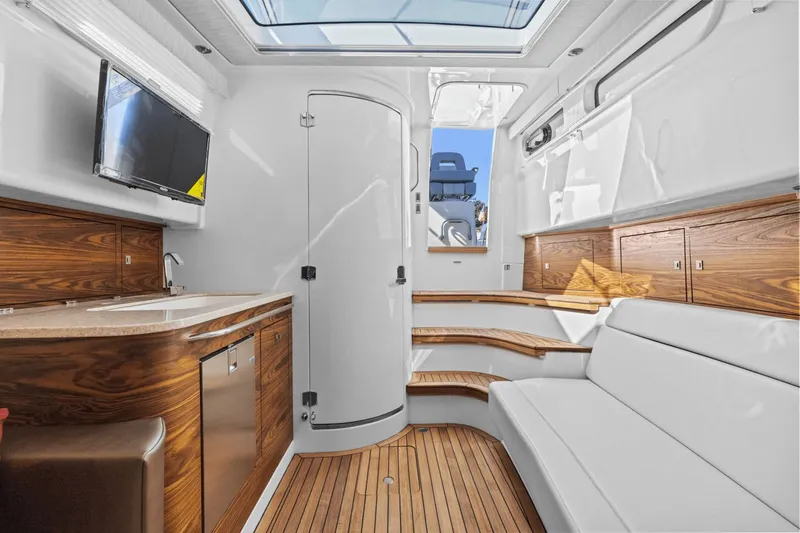 Slide: The Image of Boston Whaler 420 Outrage 2026 - 42
