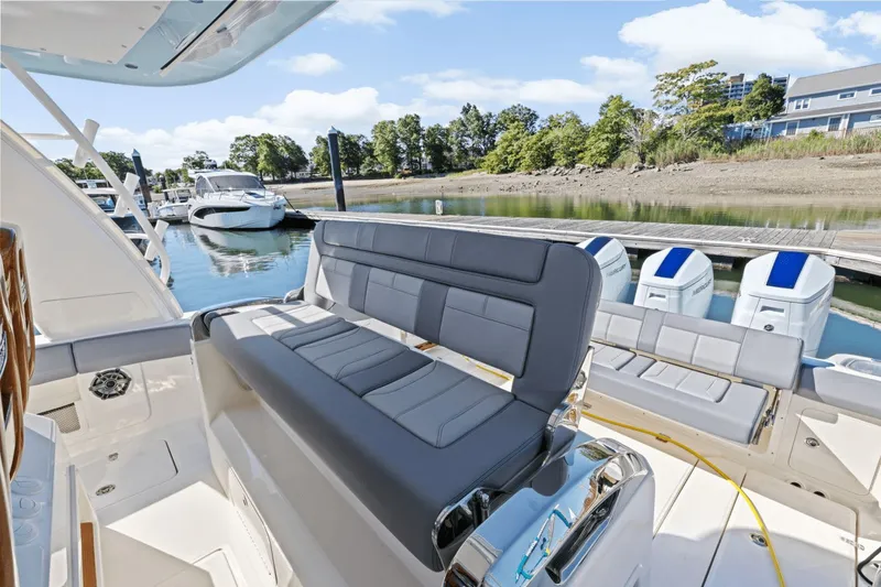 Slide: The Image of Boston Whaler 420 Outrage 2026 - 20