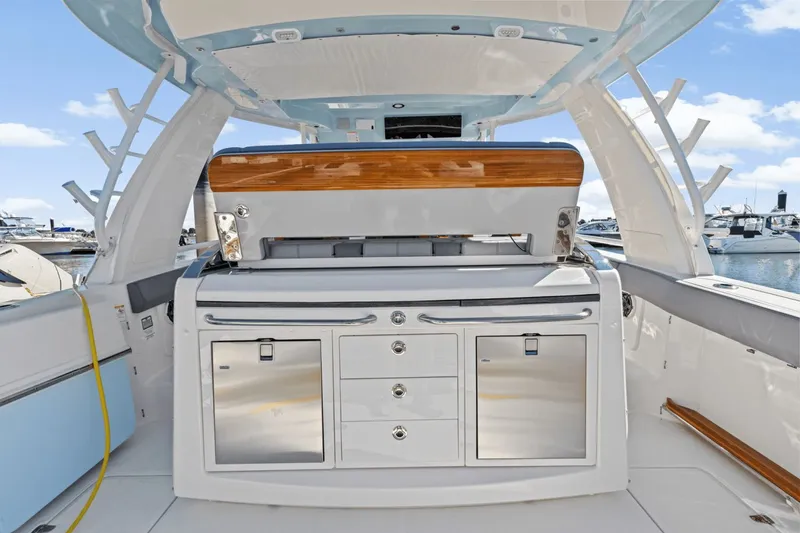 Slide: The Image of Boston Whaler 420 Outrage 2026 - 17