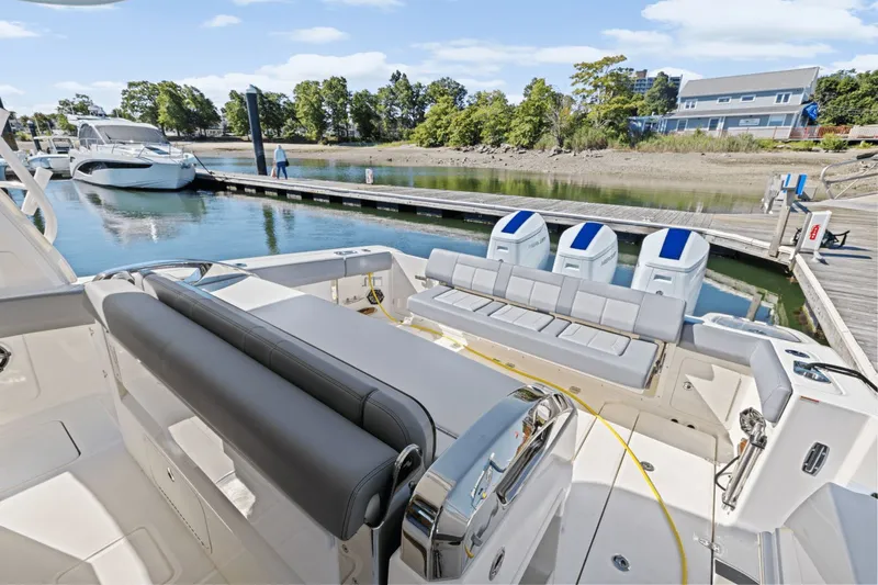 Slide: The Image of Boston Whaler 420 Outrage 2026 - 11