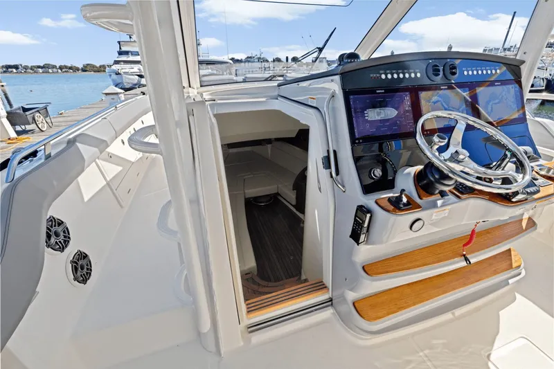 Slide: The Image of Boston Whaler 420 Outrage 2026 - 33