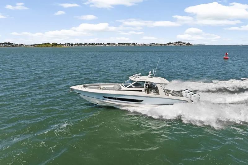 Slide: The Image of Boston Whaler 420 Outrage 2026 - 72