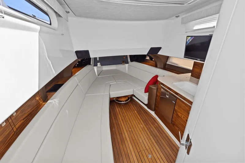 Slide: The Image of Boston Whaler 420 Outrage 2026 - 35