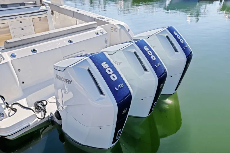 Slide: The Image of Boston Whaler 420 Outrage 2026 - 8
