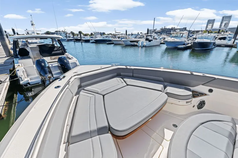 Slide: The Image of Boston Whaler 420 Outrage 2026 - 51
