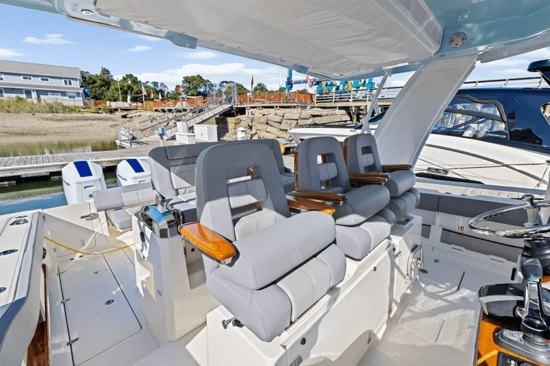Slide: The Image of Boston Whaler 420 Outrage 2026 - 26