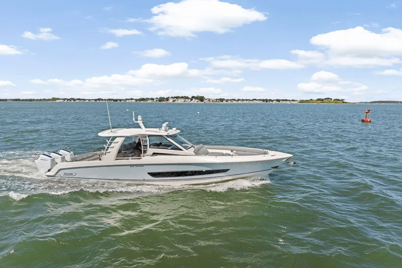 Slide: The Image of Boston Whaler 420 Outrage 2026 - 2