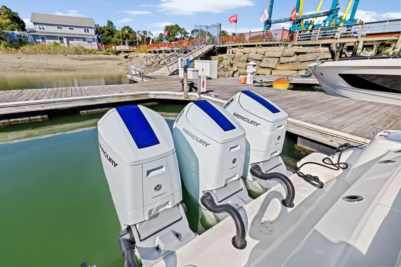 Slide: The Image of Boston Whaler 420 Outrage 2026 - 9