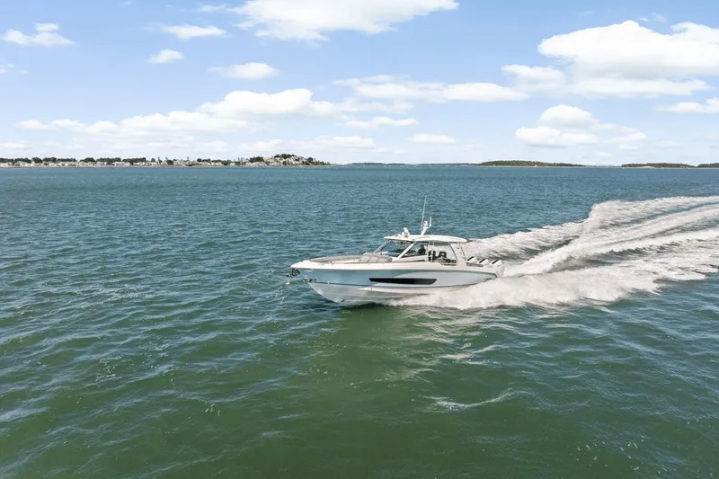 Slide: The Image of Boston Whaler 420 Outrage 2026 - 69