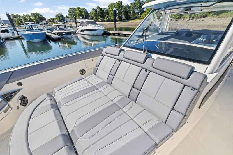 Slide: The Image of Boston Whaler 420 Outrage 2026 - 56