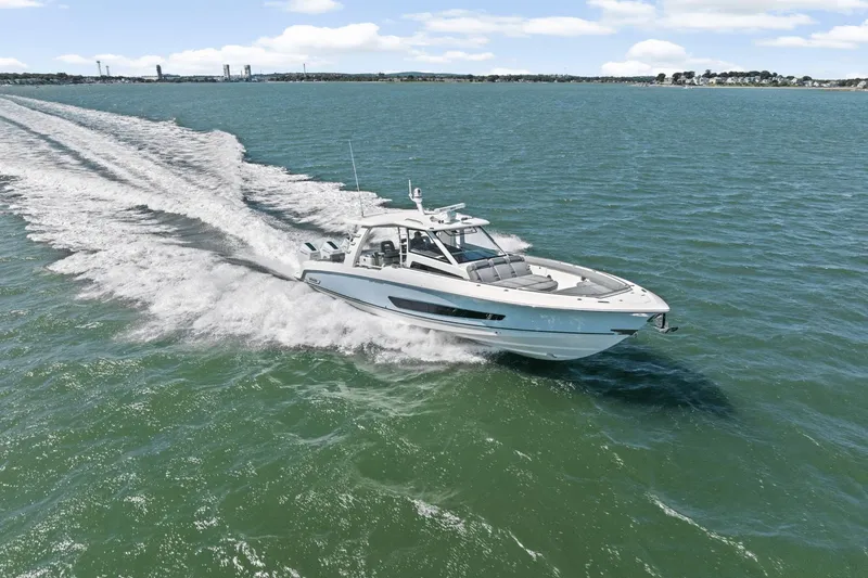 Slide: The Image of Boston Whaler 420 Outrage 2026 - 0