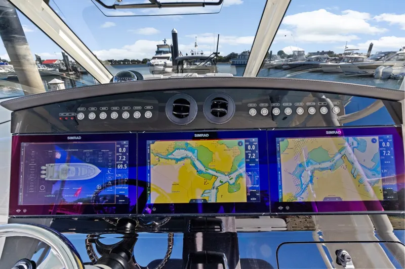 Slide: The Image of Boston Whaler 420 Outrage 2026 - 31