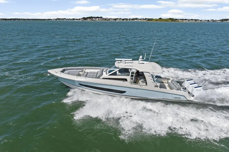 Slide: The Image of Boston Whaler 420 Outrage 2026 - 4