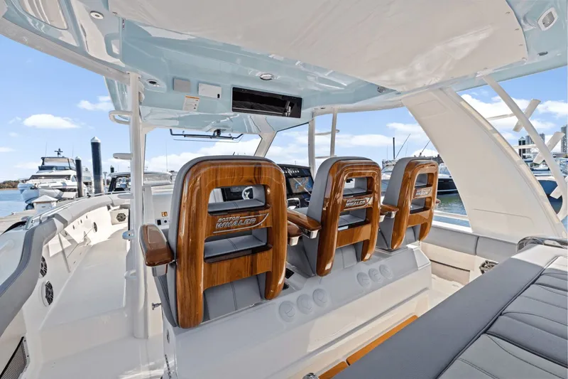 Slide: The Image of Boston Whaler 420 Outrage 2026 - 19