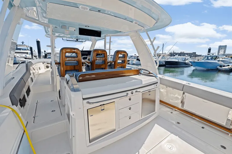 Slide: The Image of Boston Whaler 420 Outrage 2026 - 18