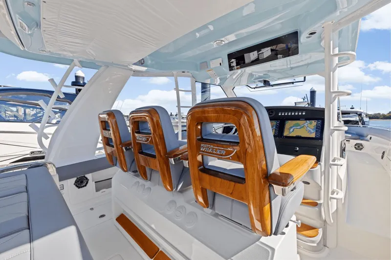 Slide: The Image of Boston Whaler 420 Outrage 2026 - 23