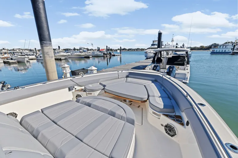Slide: The Image of Boston Whaler 420 Outrage 2026 - 50