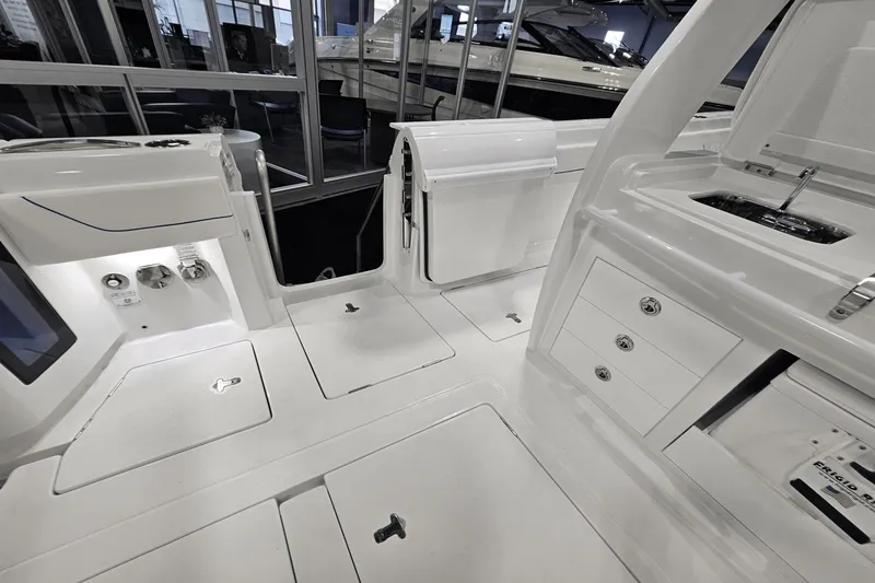 Slide: The Image of Intrepid 375 Nomad SE 2025 - 23