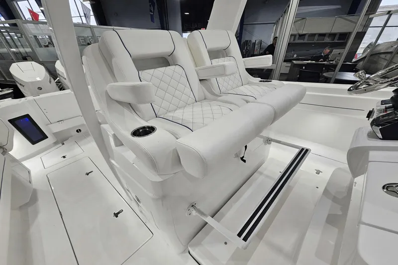 Slide: The Image of Intrepid 375 Nomad SE 2025 - 42