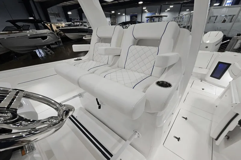 Slide: The Image of Intrepid 375 Nomad SE 2025 - 43