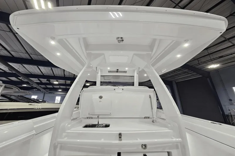 Slide: The Image of Intrepid 375 Nomad SE 2025 - 45