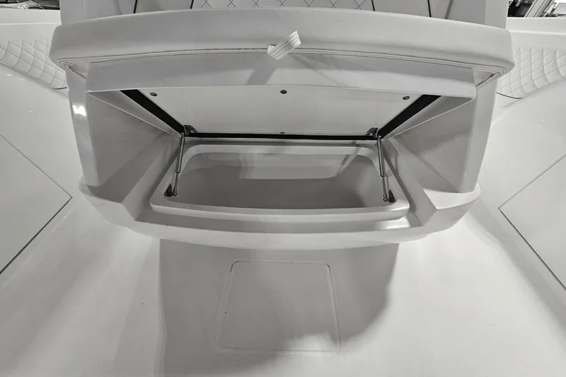 Slide: The Image of Intrepid 375 Nomad SE 2025 - 53