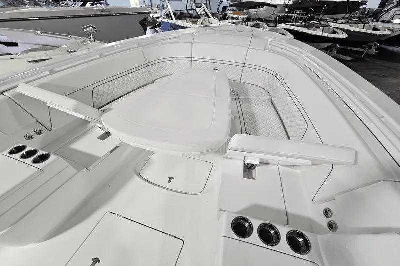 Slide: The Image of Intrepid 375 Nomad SE 2025 - 57