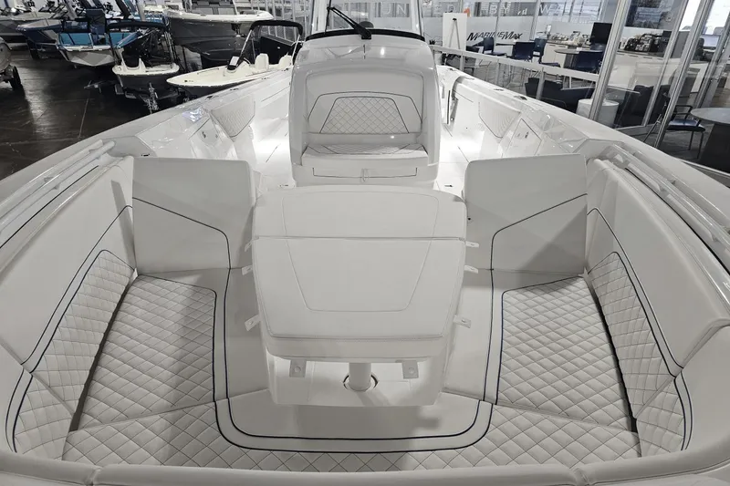 Slide: The Image of Intrepid 375 Nomad SE 2025 - 62