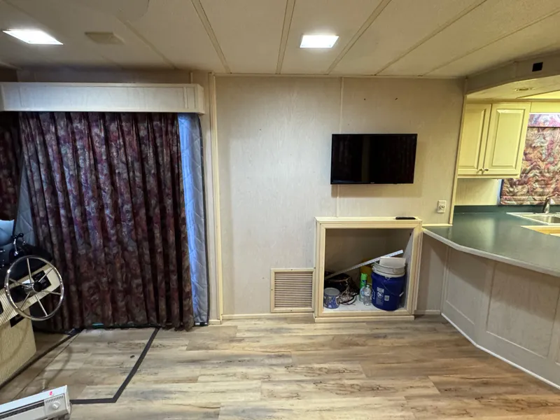 Slide: The Image of Interior of a 1996 Stardust Cruisers 72x16 houseboat with modern amenities. - 17