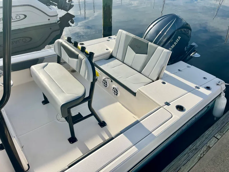 Slide: The Image of Robalo 226 Cayman 2025 - 5