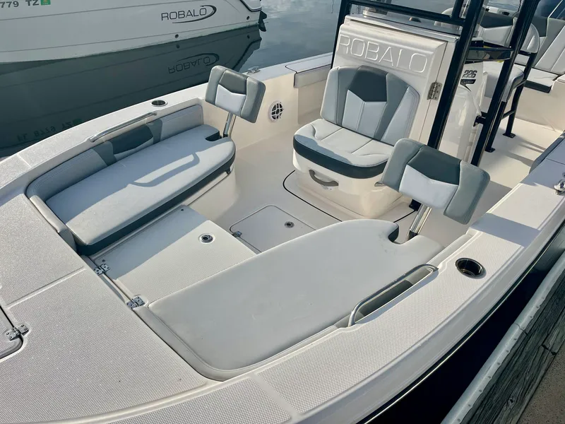 Slide: The Image of Robalo 226 Cayman 2025 - 3