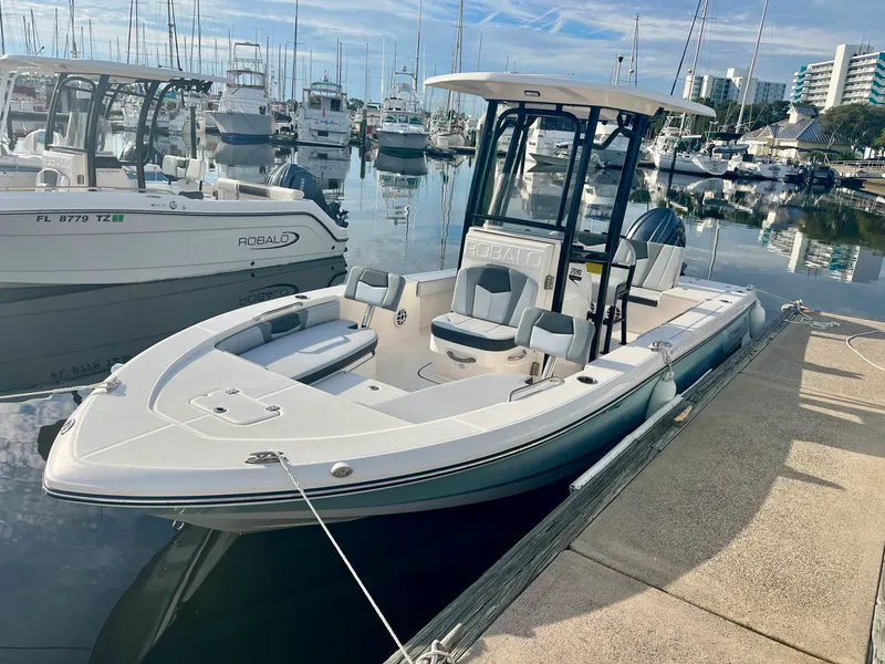 Slide: The Image of Robalo 226 Cayman 2025 - 2