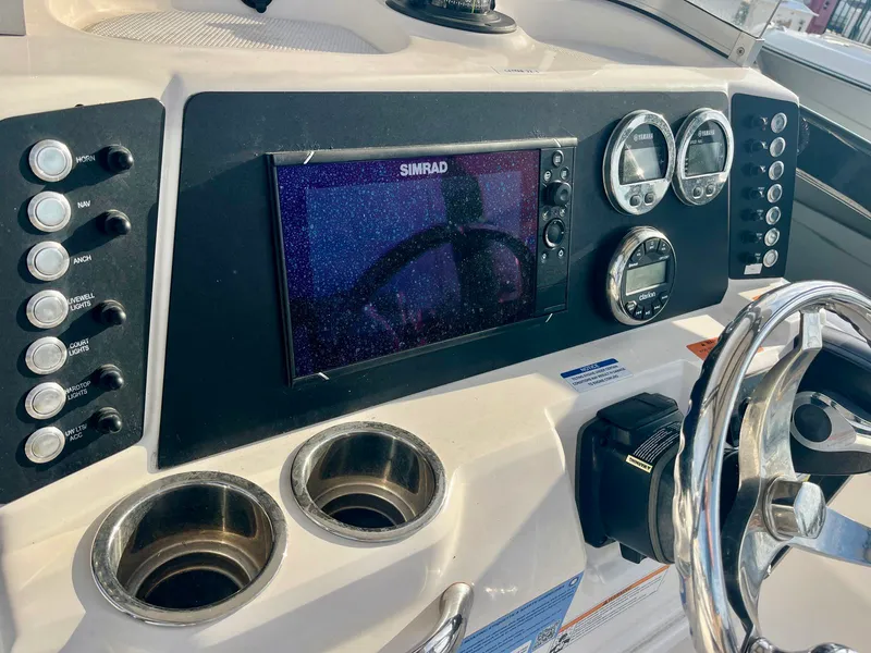 Slide: The Image of Robalo 226 Cayman 2025 - 8