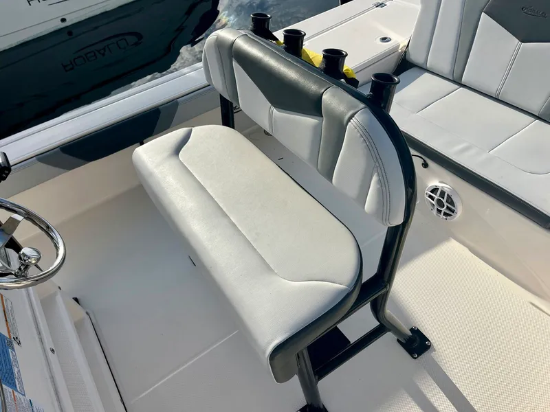 Slide: The Image of Robalo 226 Cayman 2025 - 6