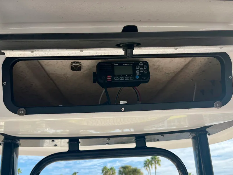Slide: The Image of Robalo 226 Cayman 2025 - 9