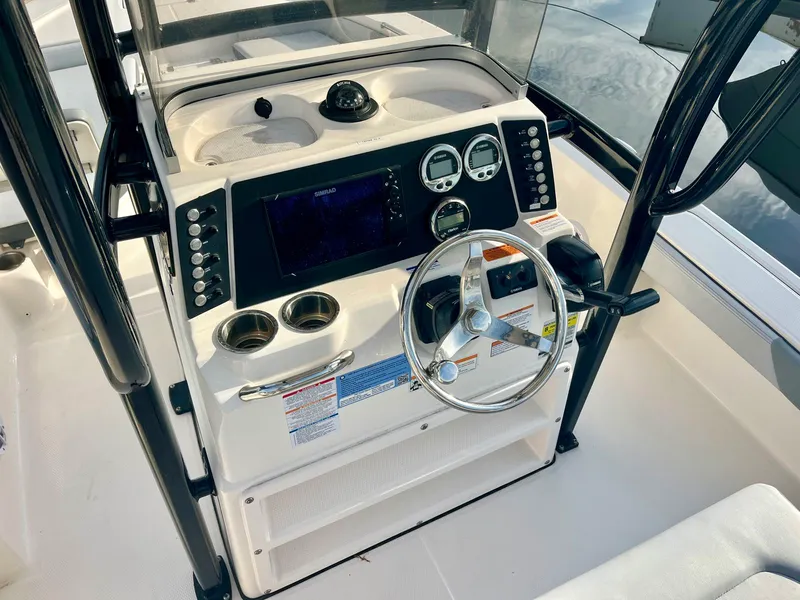 Slide: The Image of Robalo 226 Cayman 2025 - 7