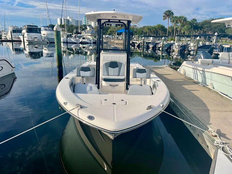 Slide: The Image of Robalo 226 Cayman 2025 - 1
