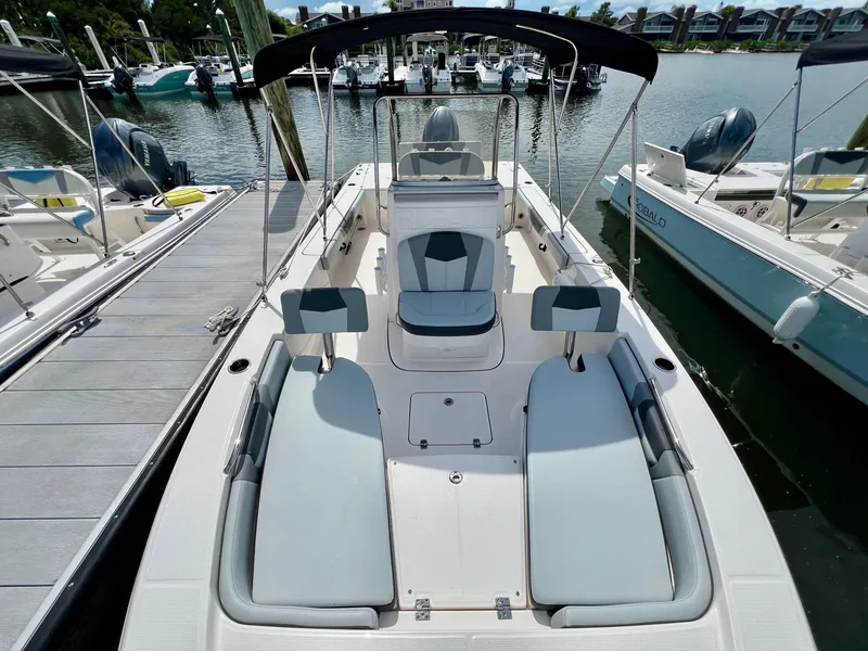 Slide: The Image of Robalo 226 Cayman 2026 - 8