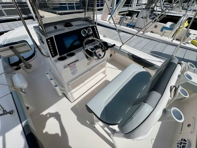 Slide: The Image of Robalo 226 Cayman 2026 - 10