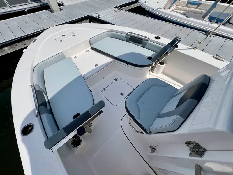 Slide: The Image of Robalo 226 Cayman 2026 - 9