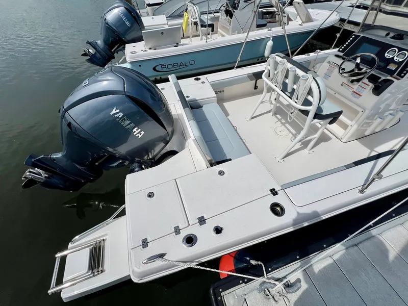 Slide: The Image of Robalo 226 Cayman 2026 - 6