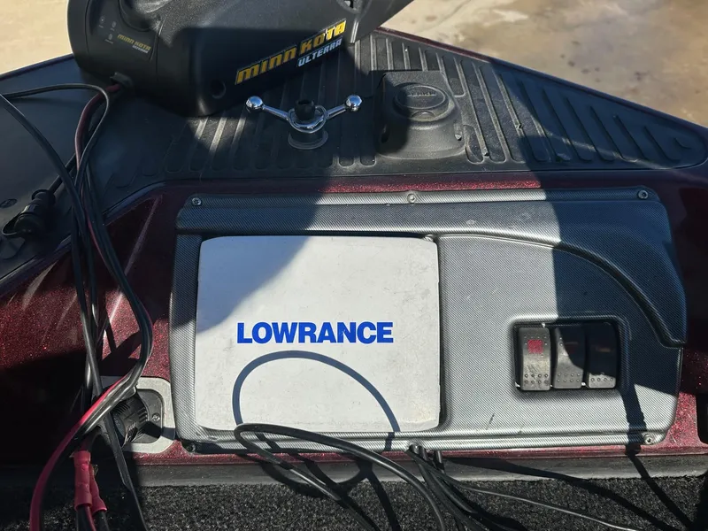 Slide: The Image of Control panel of a 2012 Ranger 619VS boat with Lowrance and Minn Kota equipment. - 29